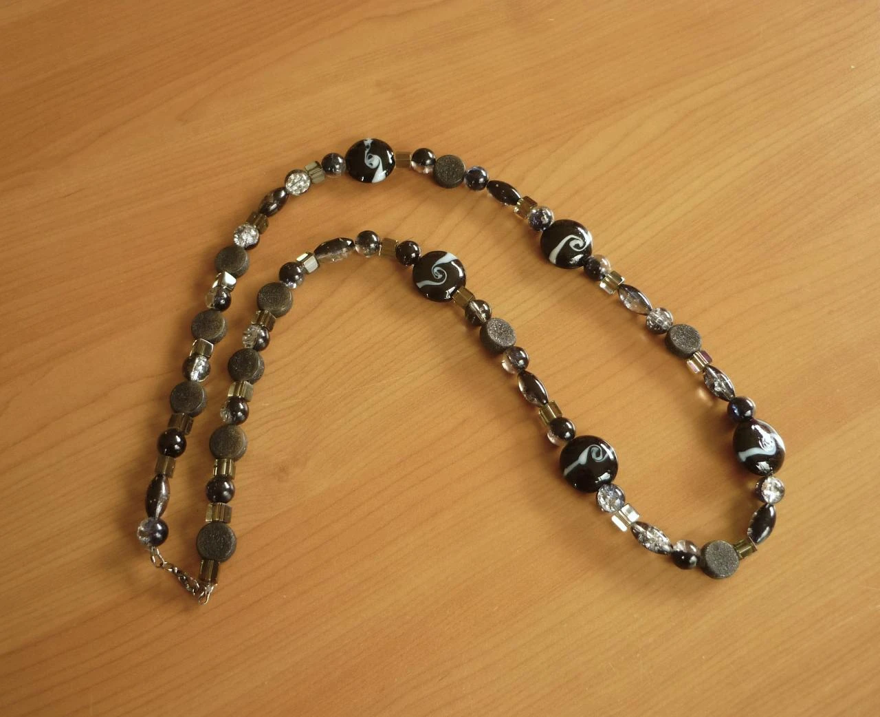 Collar largo con piedras y cuentas negras – photo 3